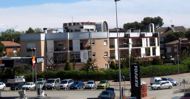 Viviendas construdas sobre el antiguo restaurante 'La Garlanda' de Gav Mar manteniendo la forma de su estructura (11 Abril 2009)